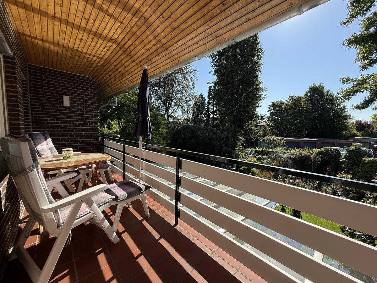 Überdachter Balkon der Ferienwohnung mit weitem Blick über den Garten