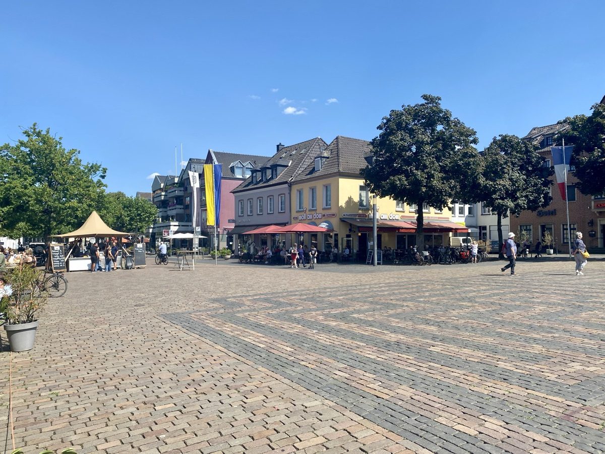 Marktplatz in der Altstadt von Xanten mit Cafés und historischen Häusern